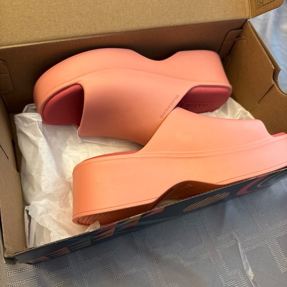 Skechers Women's Coral Platform Foamies brand new size 7 - Picture 1 of 7